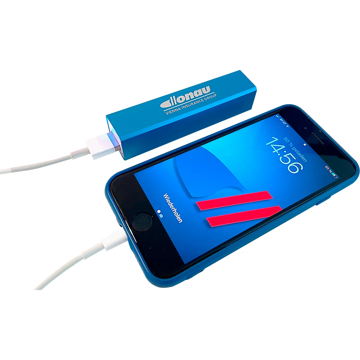 Blauer Akku-Pack lädt Smartphone. Auf dem Bildschirm: 14:56, zwei rote Balken. Kabel verbinden Geräte.