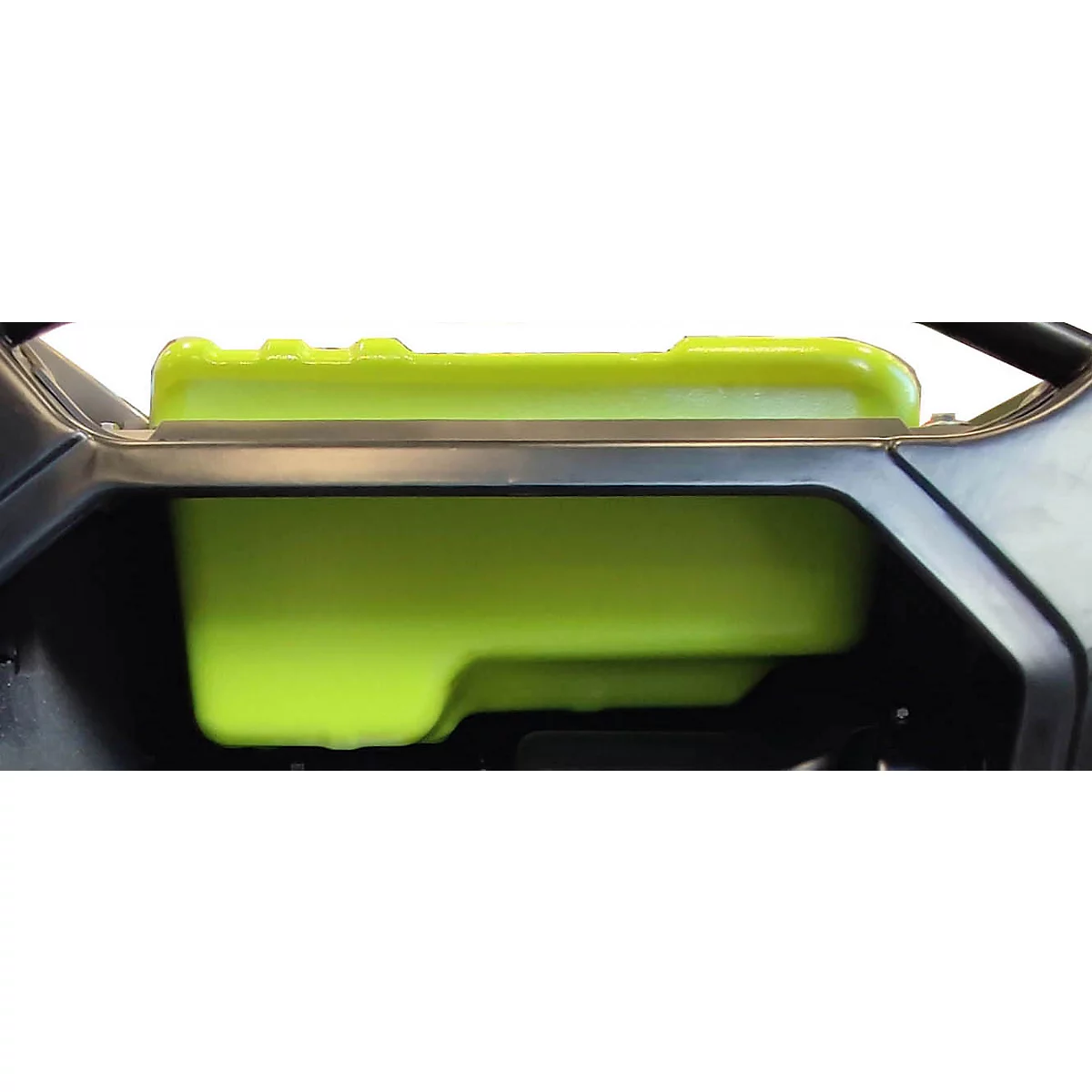 Ein neongrüner Tank befindet sich in einer schwarzen Kunststoffhalterung.