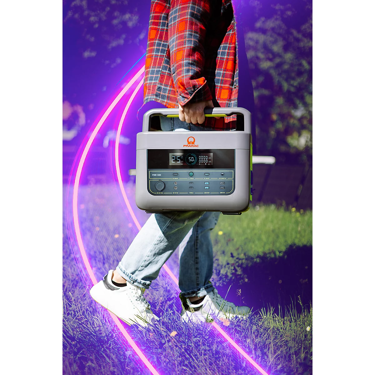 Eine Person im Flanellhemd trägt eine tragbare Powerstation über eine Wiese vor einem abstrakten violetten Hintergrund.