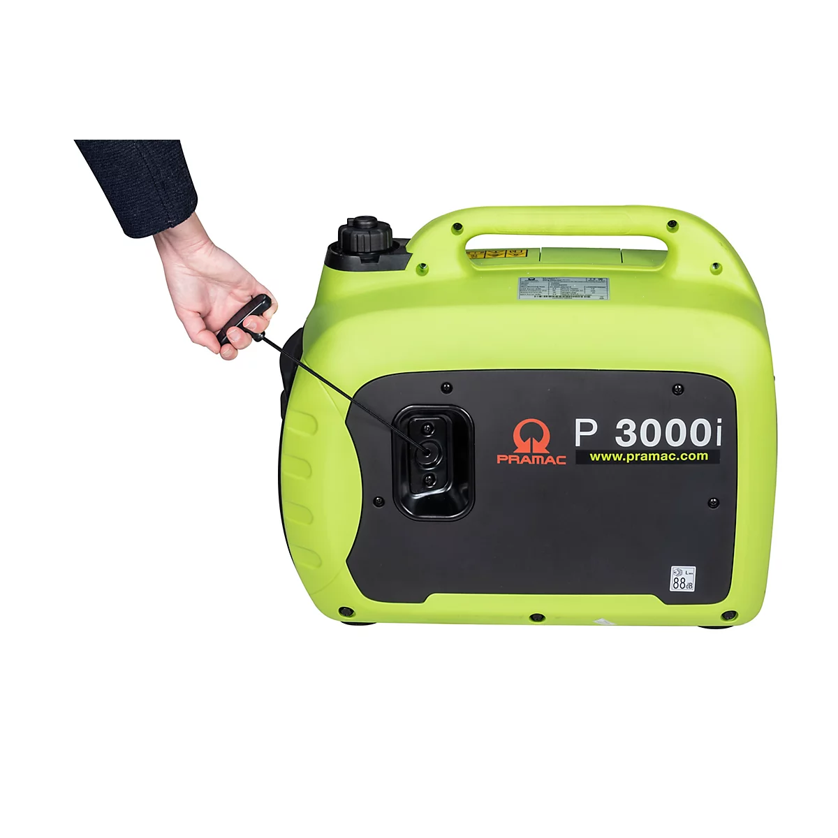 Eine Hand zieht am Starterseil eines hellgrünen Pramac P3000i Stromerzeugers.