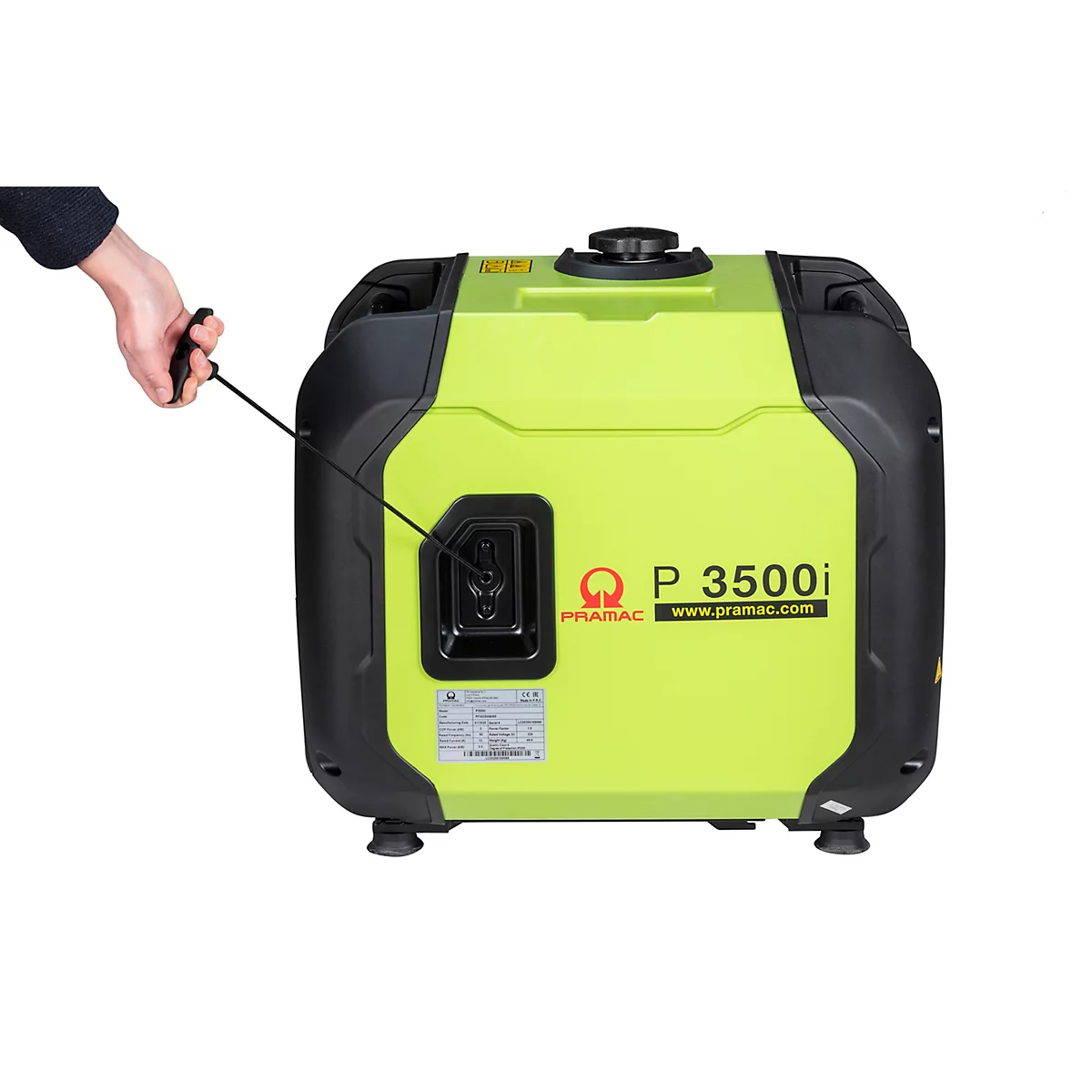 Eine Hand zieht am Seilzugstarter eines gelb-schwarzen Pramac P 3500i Stromerzeugers.