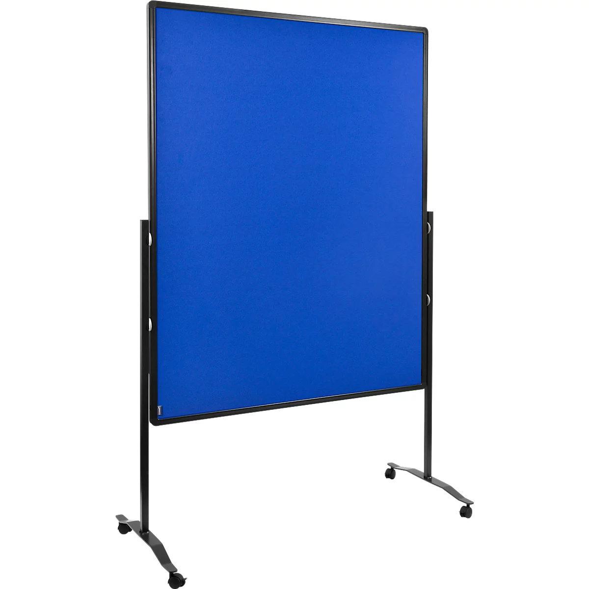 Vrijstaand blauw informatiebord op een zwarte verrijdbare standaard tegen een witte achtergrond.