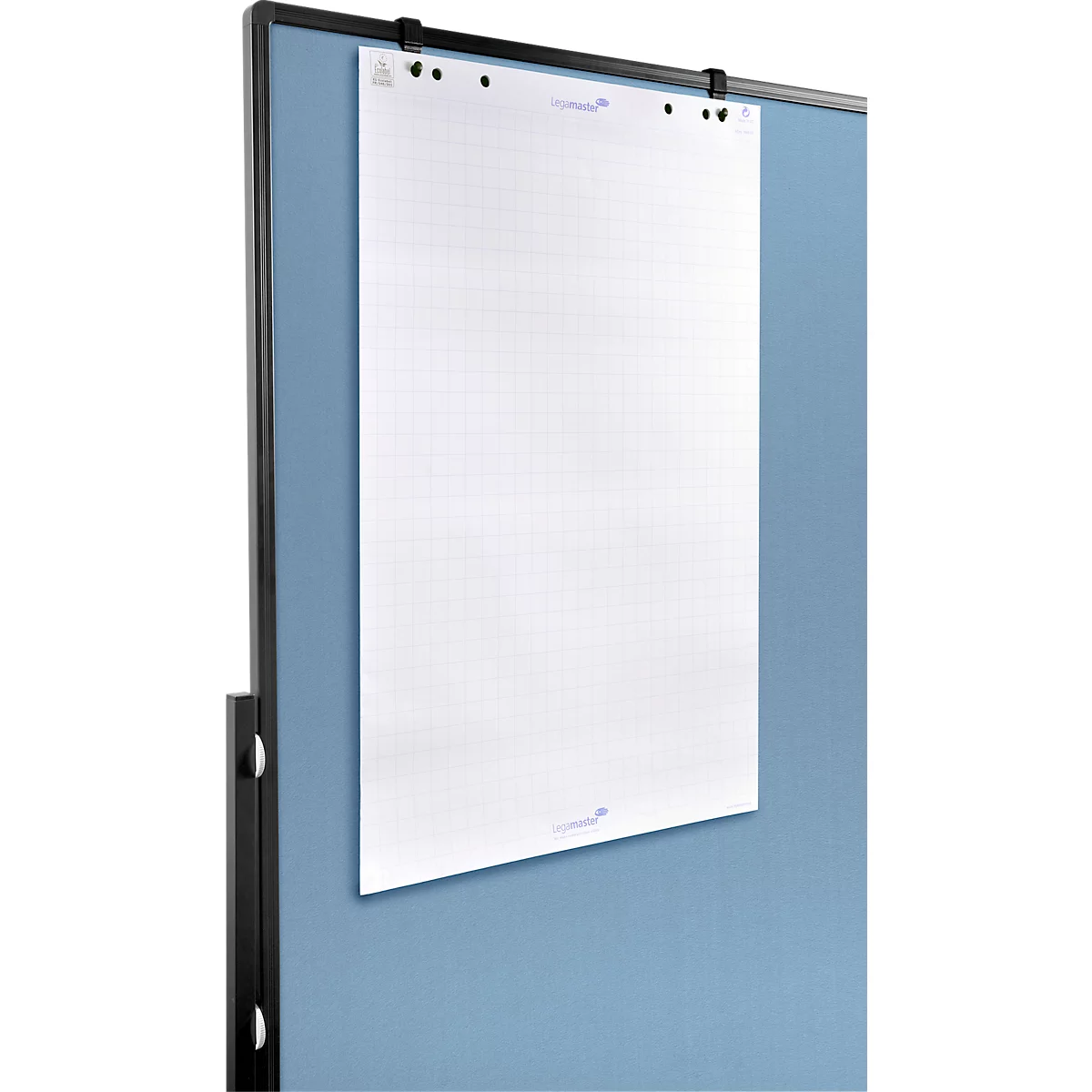 Een wit flipovervel met een fijn raster hangt aan een blauw flipoverbord.