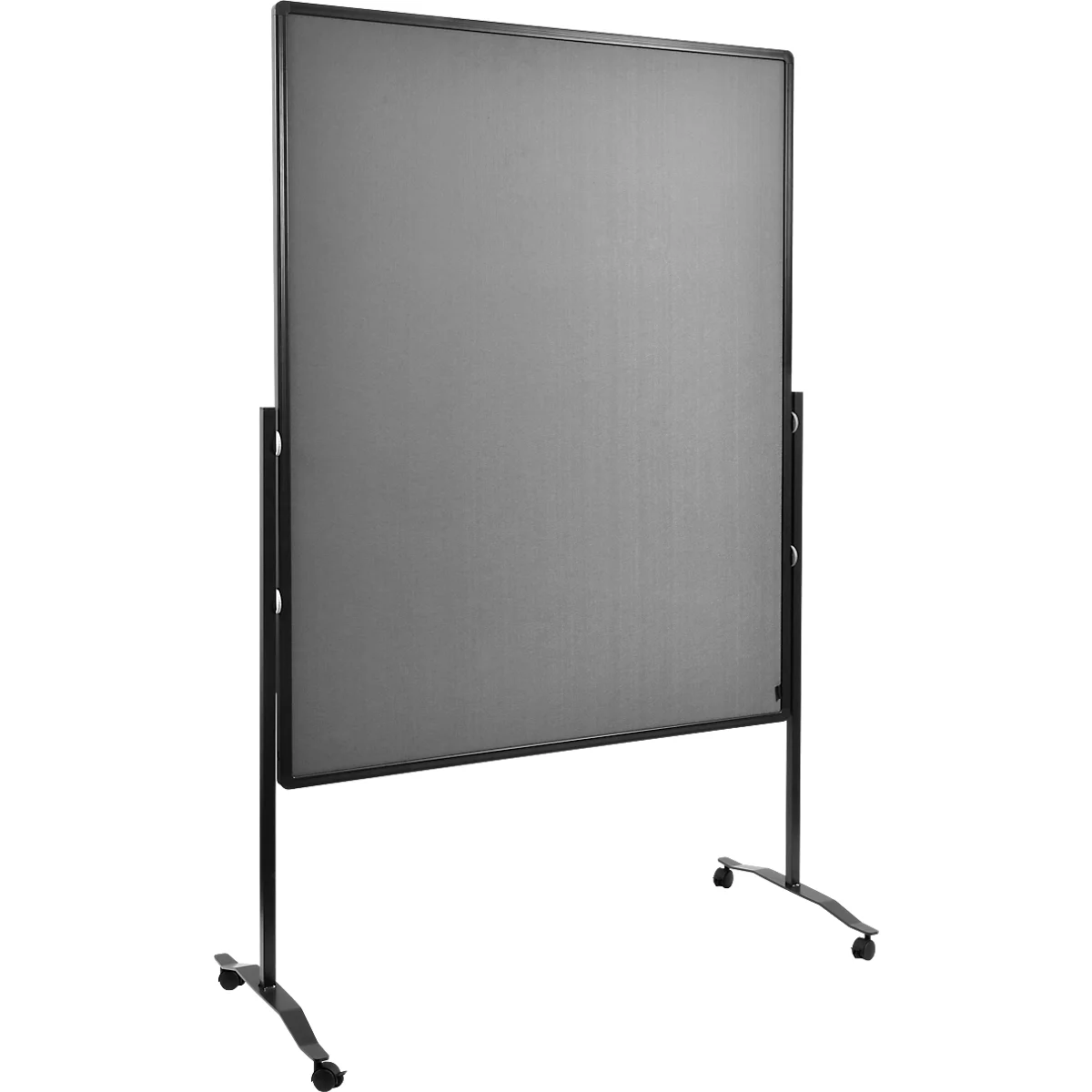 Mobiel prikbord met grijs vilt en zwart frame op wielen voor een witte achtergrond.