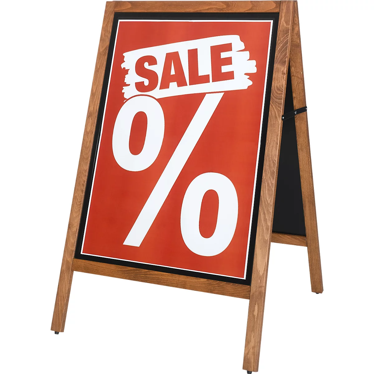 Un panneau en A avec un fond rouge et des lettres blanches "SALE" et un signe de pourcentage. Le cadre en bois est posé sur le sol.