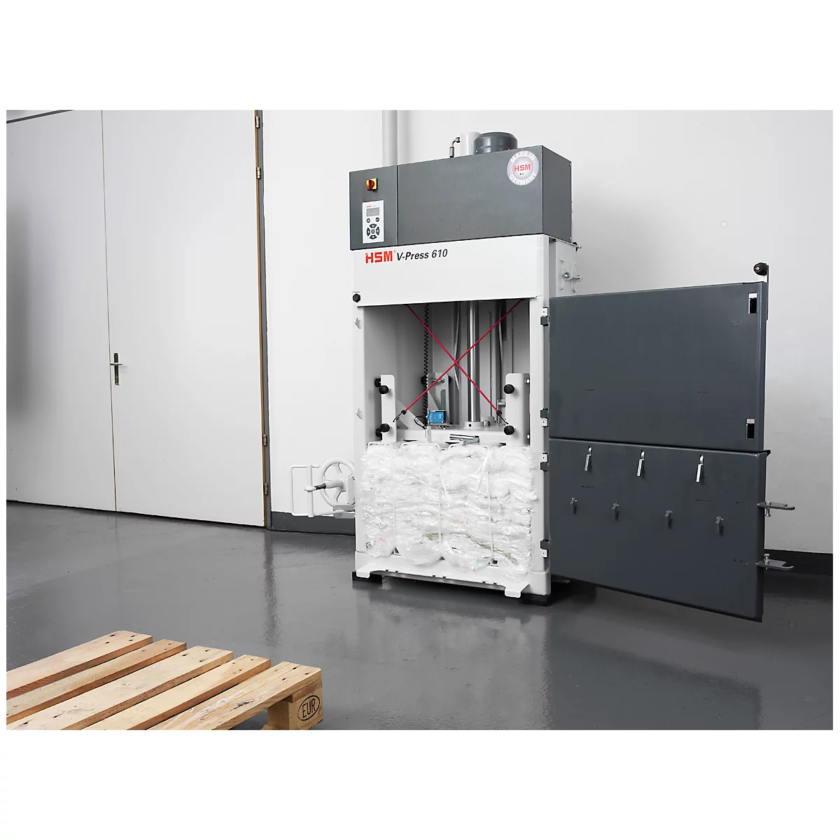 Presse à balles HSM V-Press 610, 3 cerclages verticaux pour balles de 100 kg maxi, Force de compression 120 kN, TorsionControlSystem, Porte pivotante
