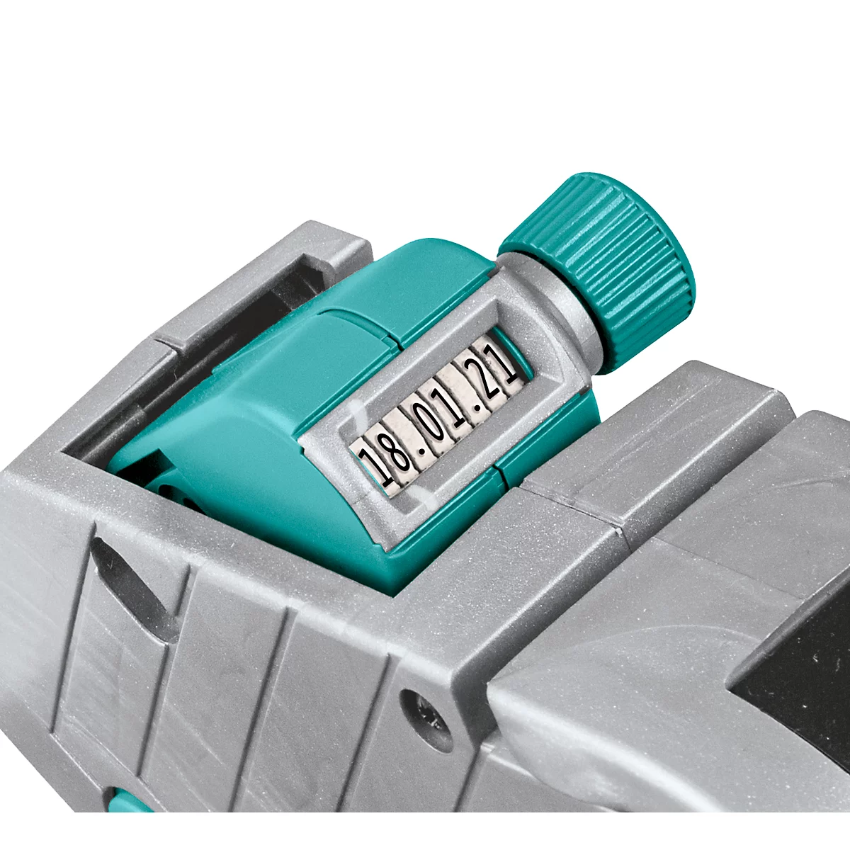 Detailopname van een zilver-grijze machine met een turquoise teller, die 18.01.21 weergeeft.