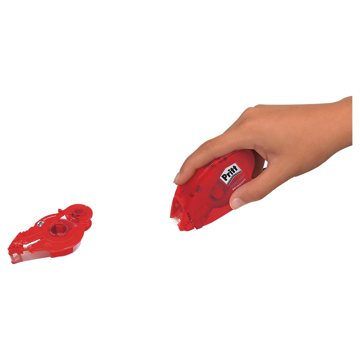 Eine Hand hält einen roten Pritt Klebestift. Rechts daneben liegt ein weiterer Klebestift auf weißem Hintergrund.