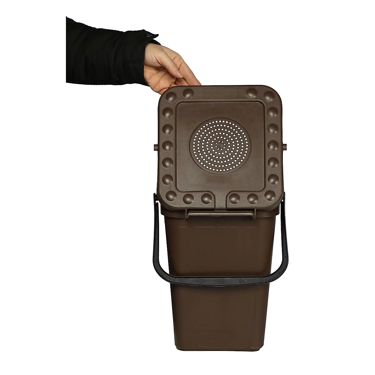Bruine compostbak met deksel en handvat. Een hand opent het deksel.