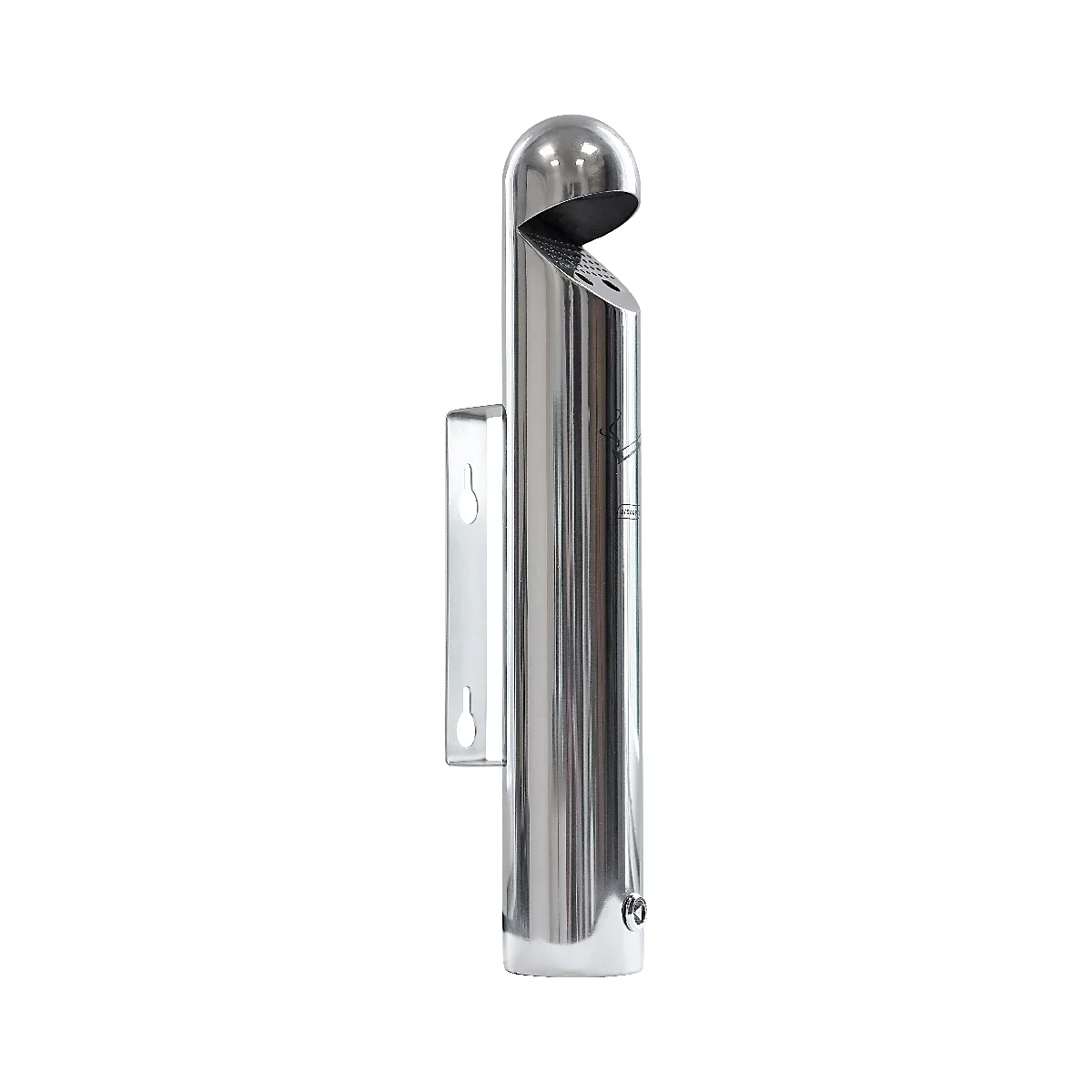 Een gepolijste metalen asbak, cilindrisch met een halfronde deksel. Het is bevestigd aan een rechthoekige wandbeugel.