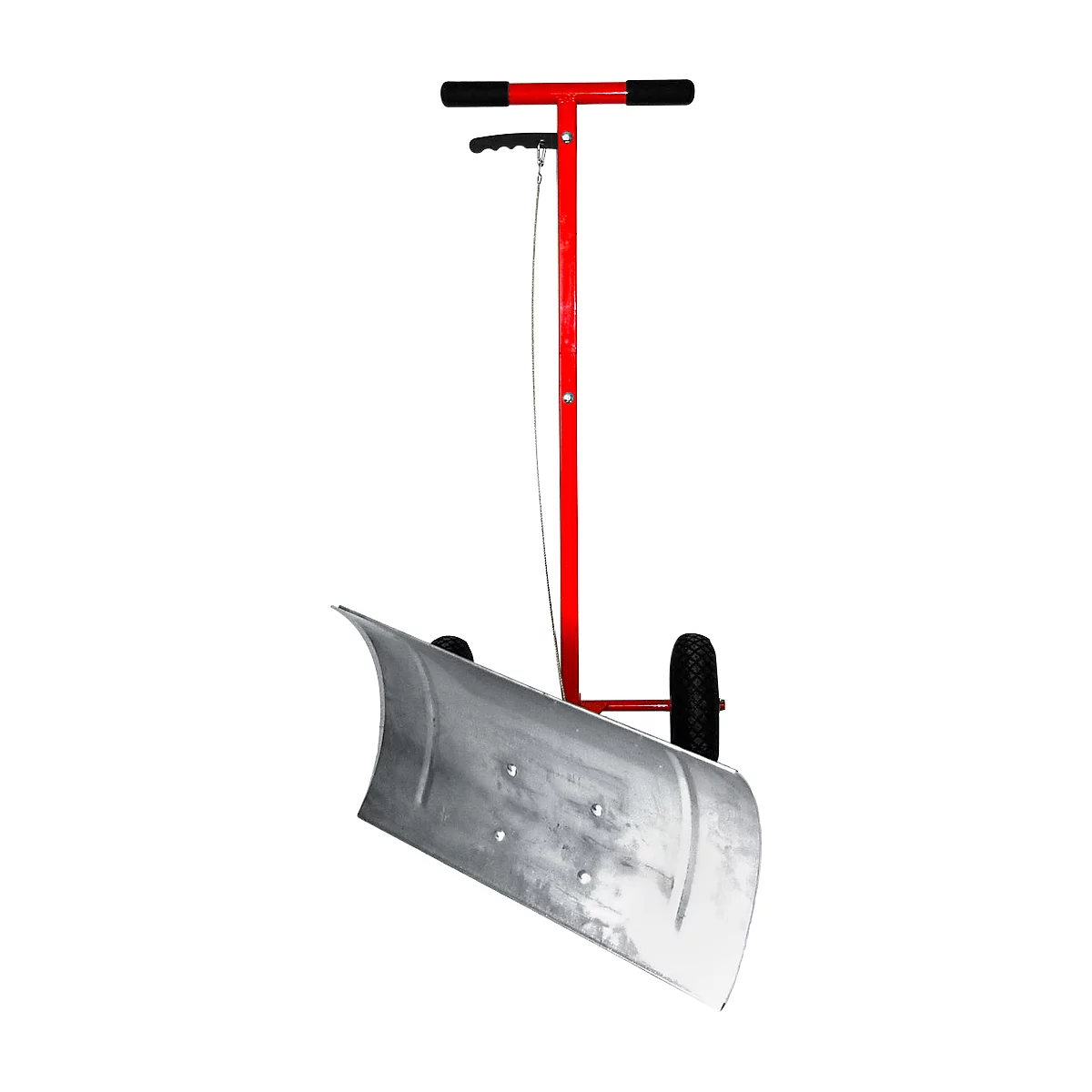 Een sneeuwploeg met een rood frame en zwarte wielen. De sneeuwploeg heeft een metalen blad.