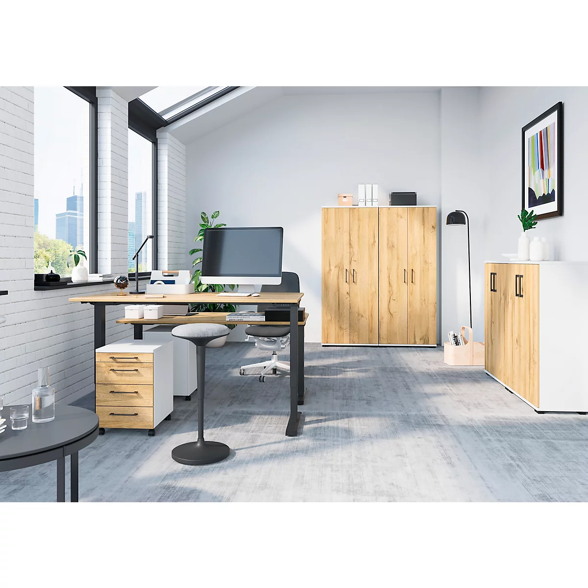 Lichte, moderne kantoorruimte met bureau, kast en raam met uitzicht op de stad.