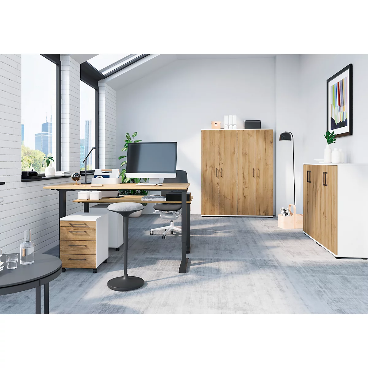 Een helder kantoor met een modern bureau, stoel en kasten. Ramen met uitzicht op de stad. Heldere, vriendelijke sfeer.