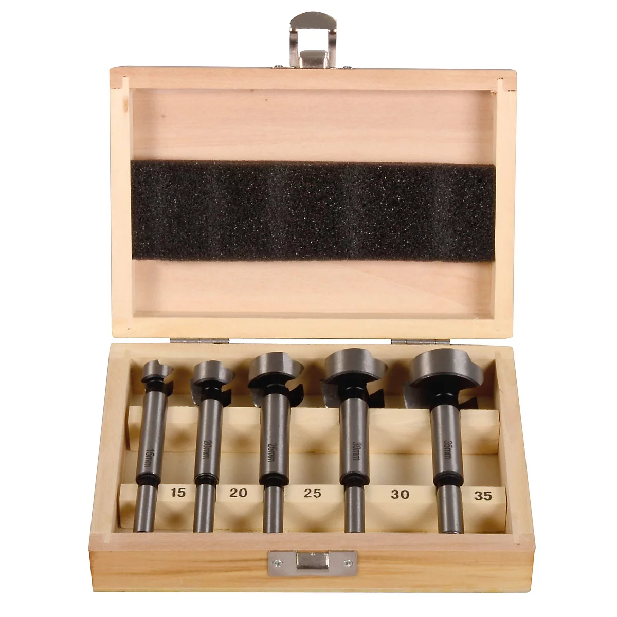 Houten kist met vijf metalen boorbits van verschillende maten. Getallen van 15 tot 35 zijn zichtbaar op de kist.