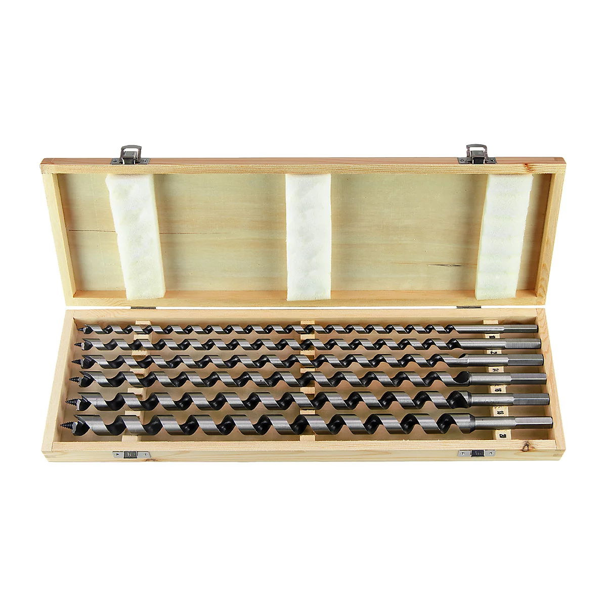 Houten kist met diverse houtboren die open liggen. Bovenop is een handvat en schuimvulling te zien.