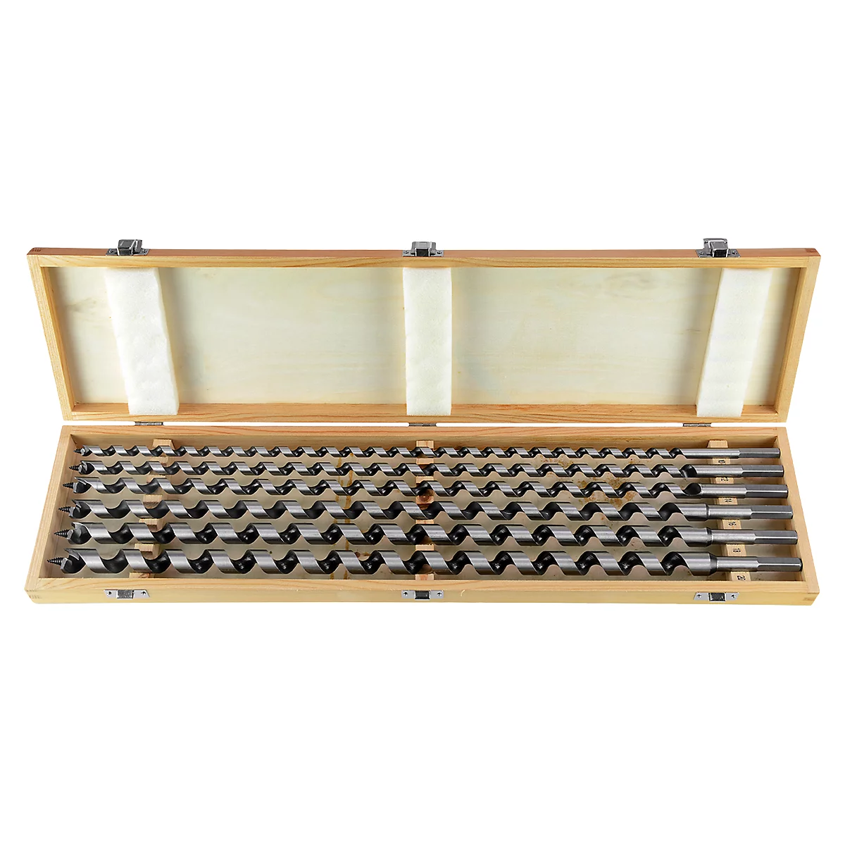 Houten kist met diverse houtboren in een rij. De kist is van licht hout en de deksel is half open.