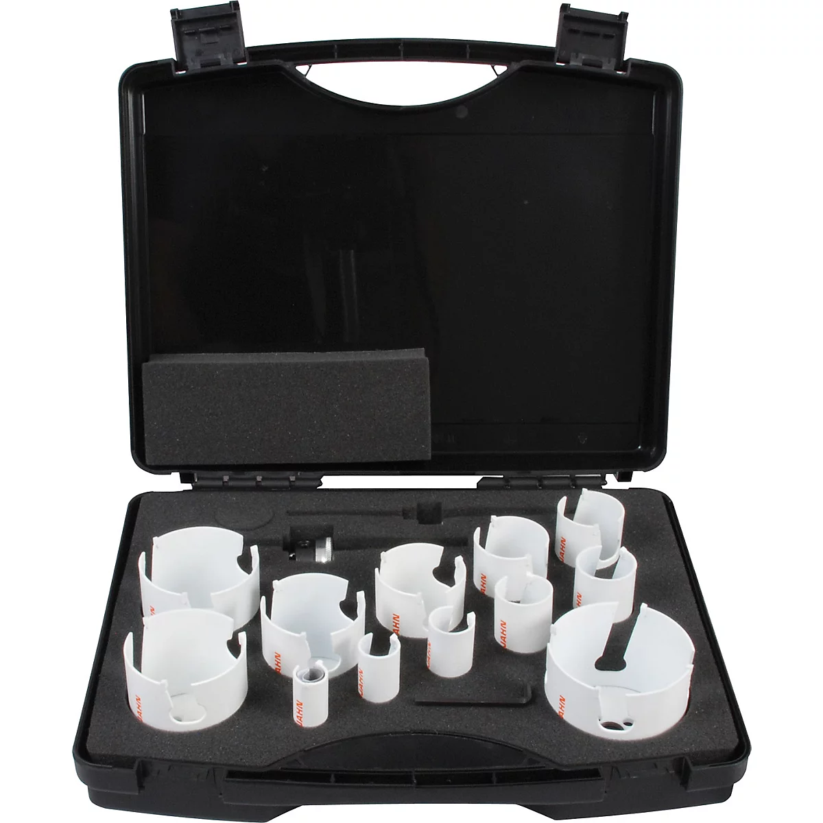 Mallette à outils noire avec diverses scies cloches blanches. L'étui est ouvert et doublé de mousse.