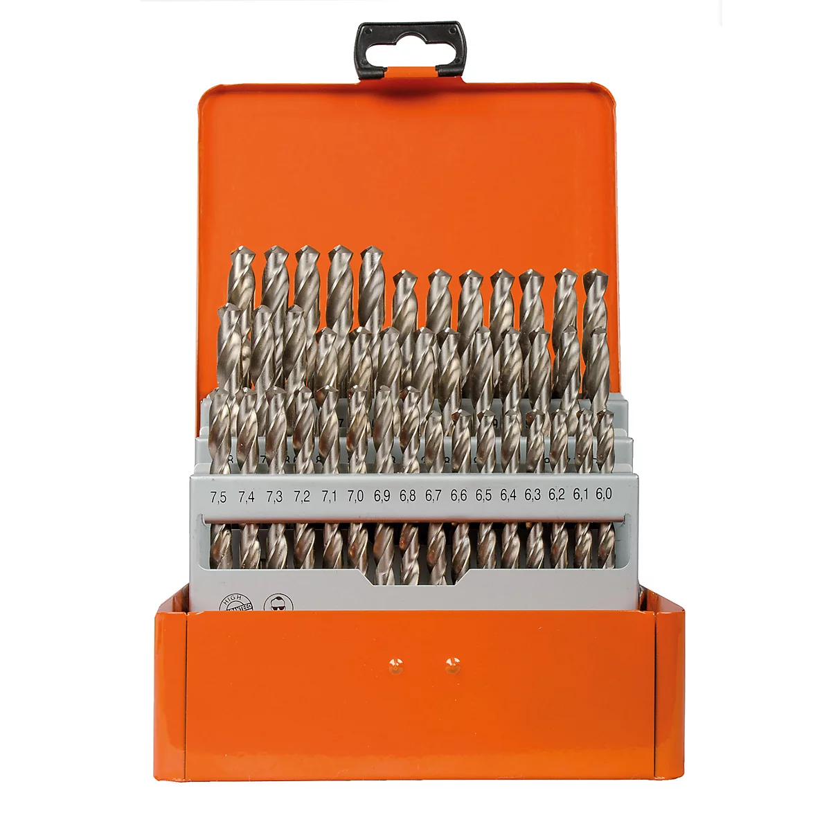 Bohrer-Set in einer orangefarbenen Metallbox mit Griff. Bohrer sind angeordnet und beschriftet mit Zahlen von 6,0 bis 7,5.