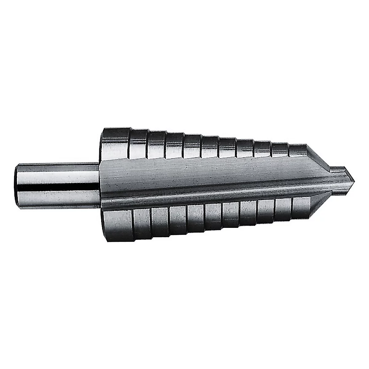 Een metalen trapboor met een reeks stappen. De boor loopt taps toe naar een scherpe punt.