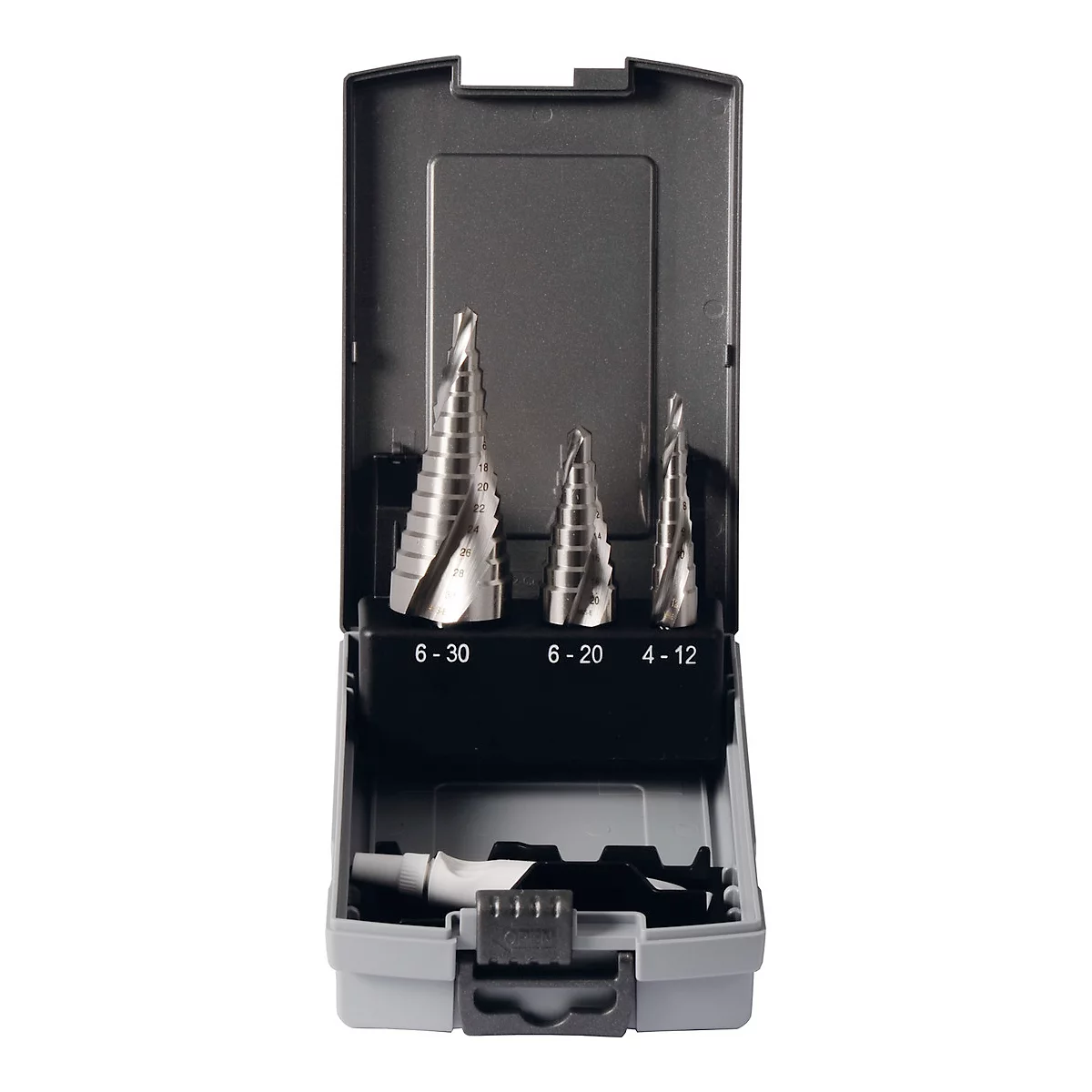 Borenset in een open grijze doos. Drie trapboren met maataanduidingen.