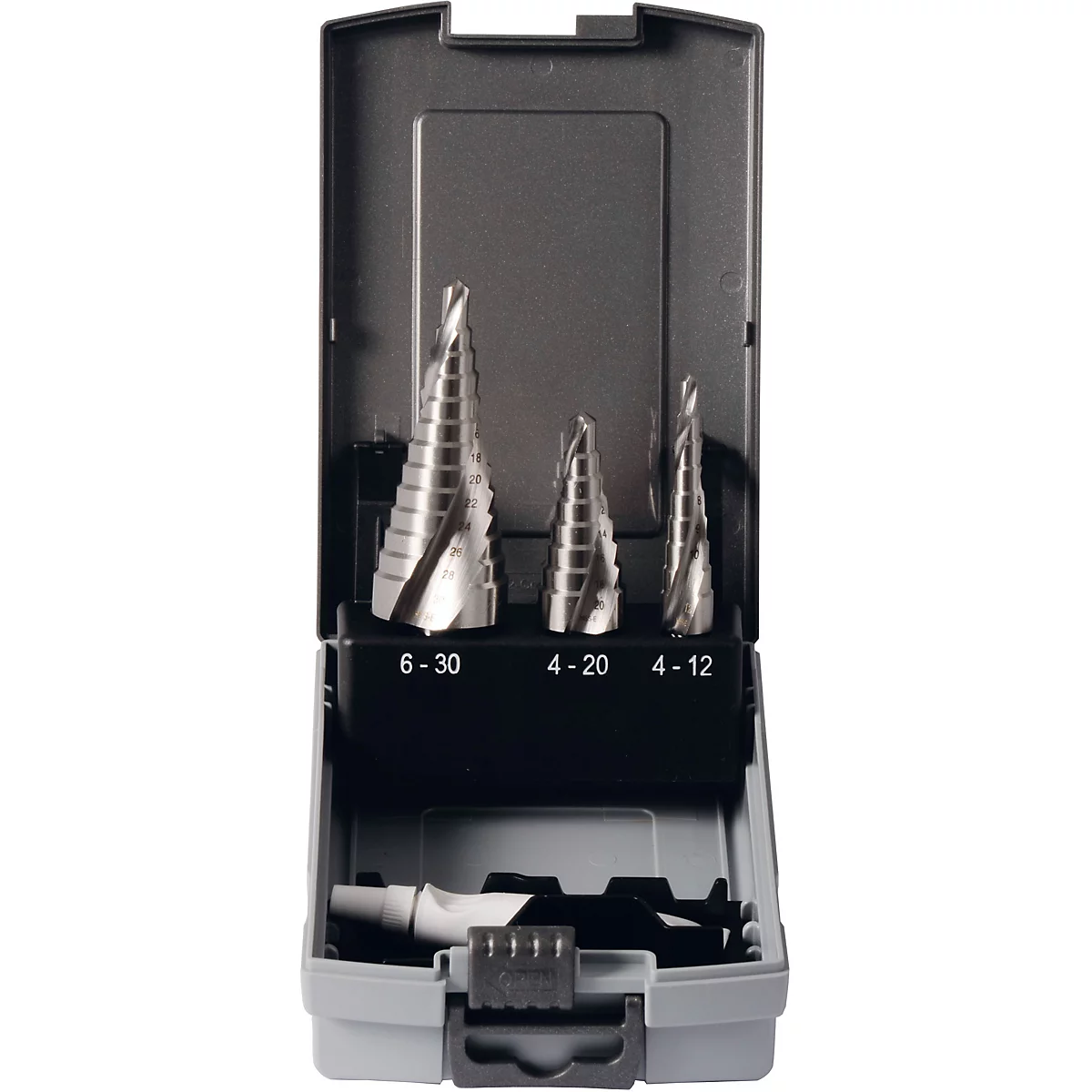 Borenset in grijze koffer. Drie conische boren met maatindicaties: 6-30, 4-20 en 4-12. Inclusief accessoires.