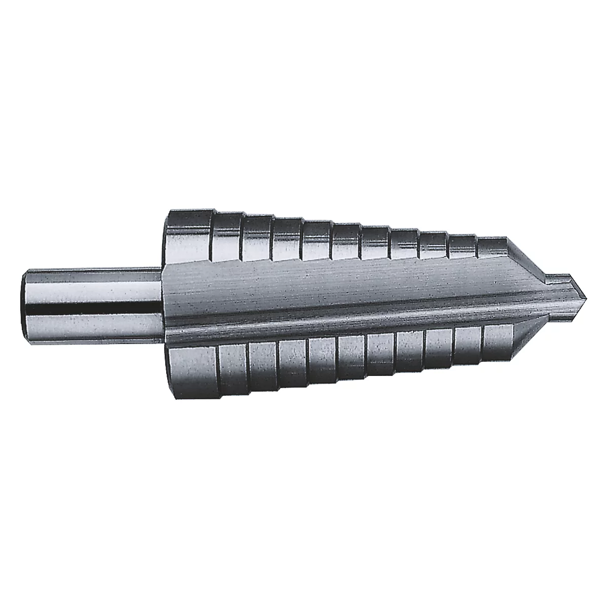 Metall-Stufenbohrer, silbern, mit verschiedenen Stufen. Der Bohrer hat einen zylindrischen Schaft, dann sich erweiternd, mit einer Spitze.