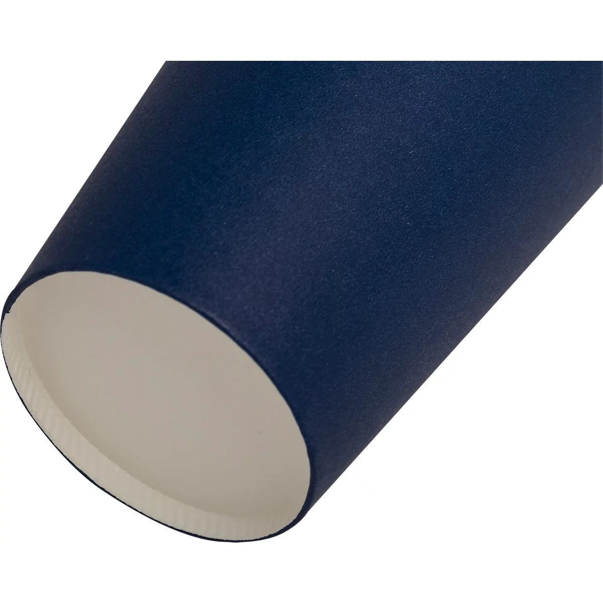 Gros plan d'un gobelet en carton bleu avec l'intérieur blanc.