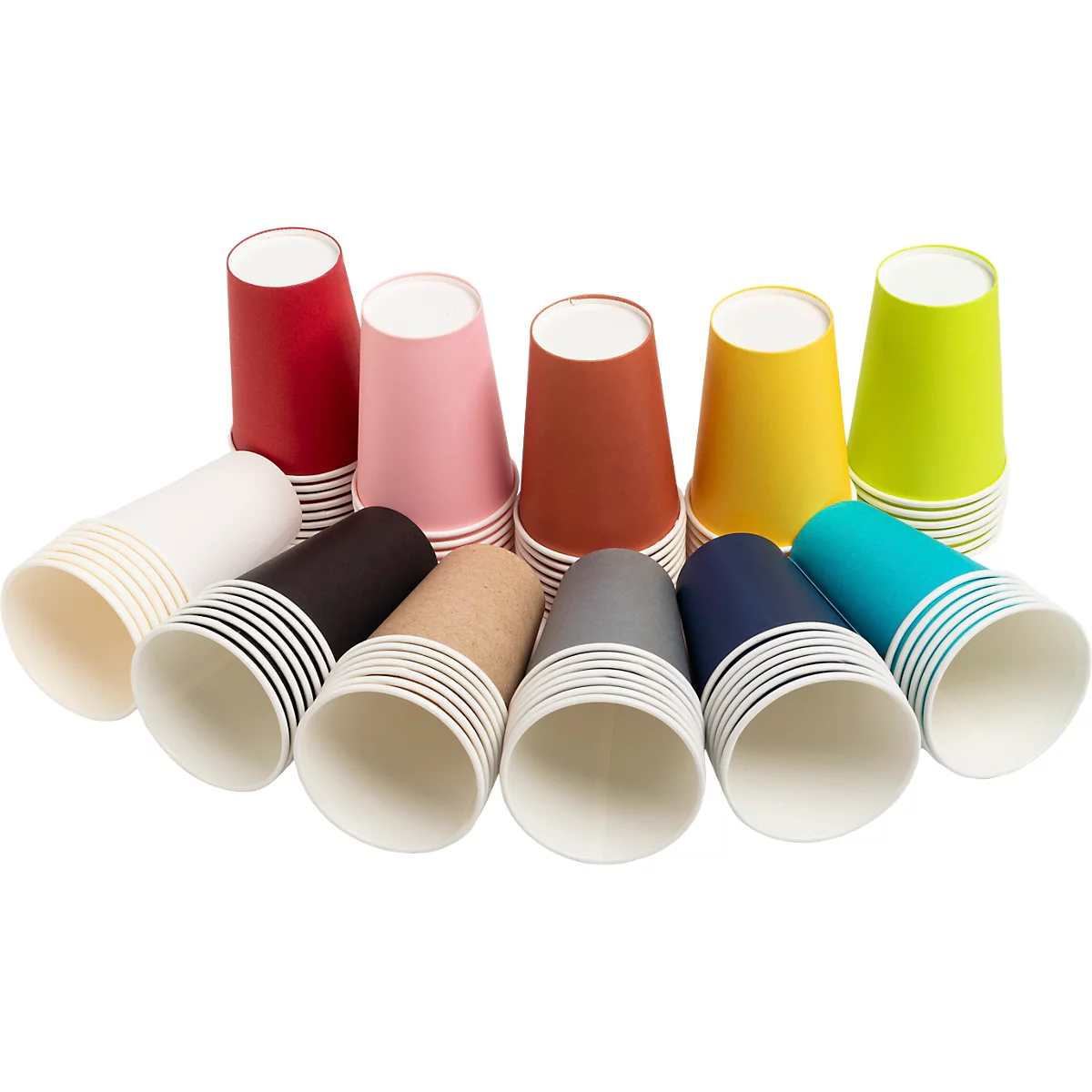 Gobelets en papier de différentes couleurs, empilés, sur fond blanc.