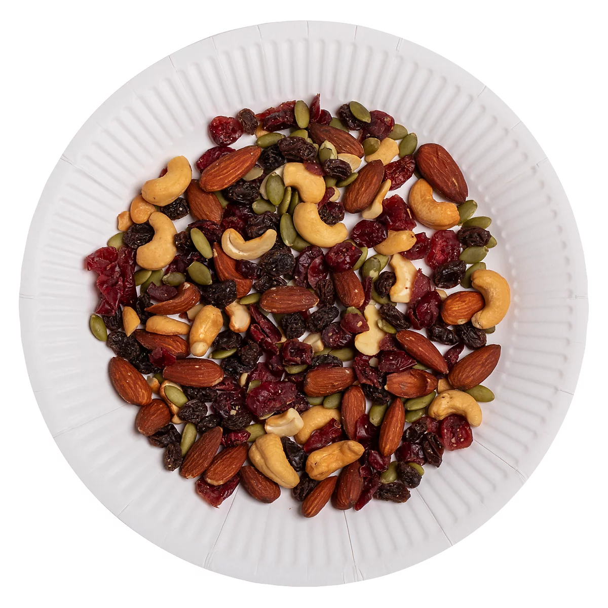 Mix van noten en gedroogd fruit op een wit papieren bord.