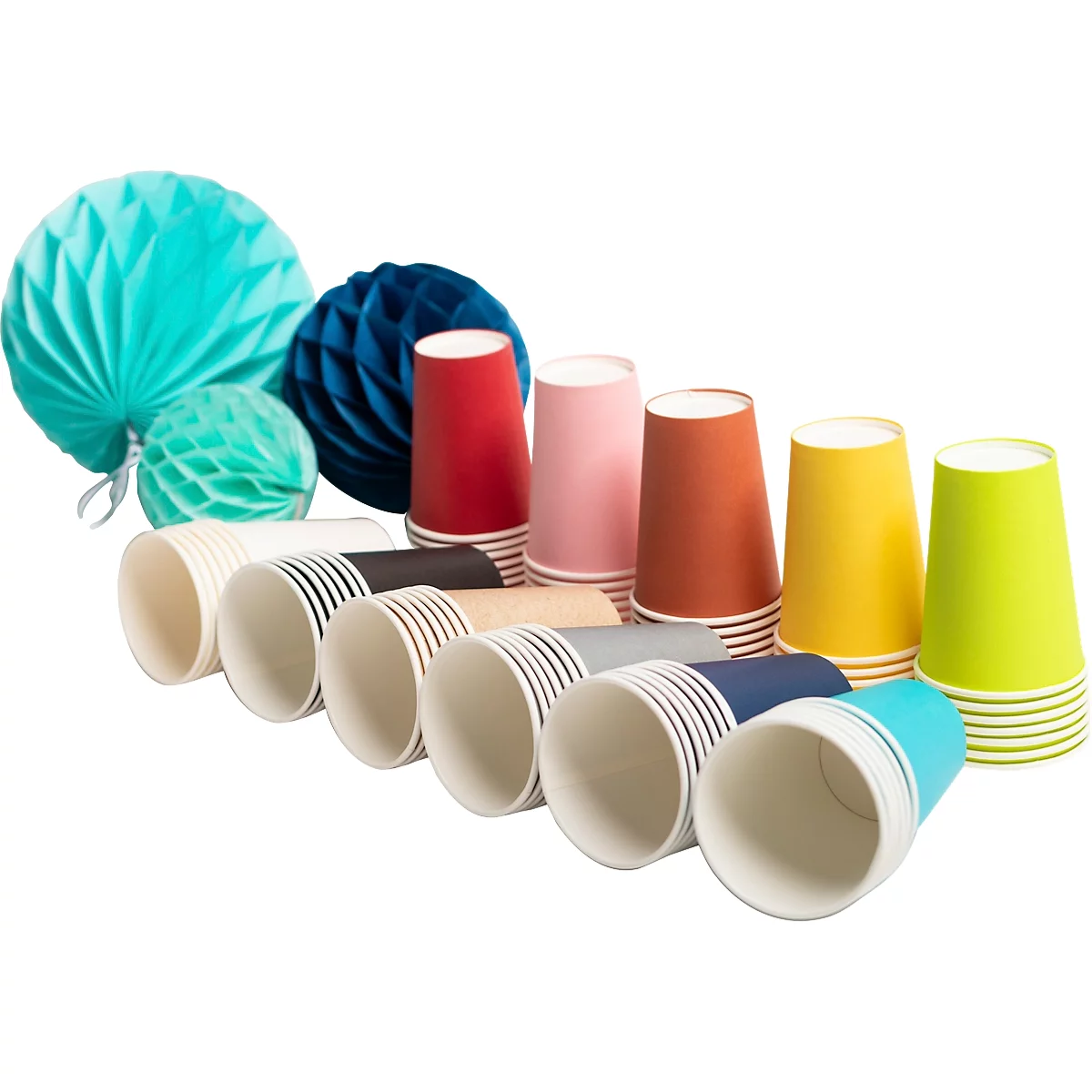 Reihe bunter Pappbecher vor farbigen Dekobällen. Becher in Rot, Pink, Braun, Gelb, Grün und Blau, sowie gestreifte Becher.