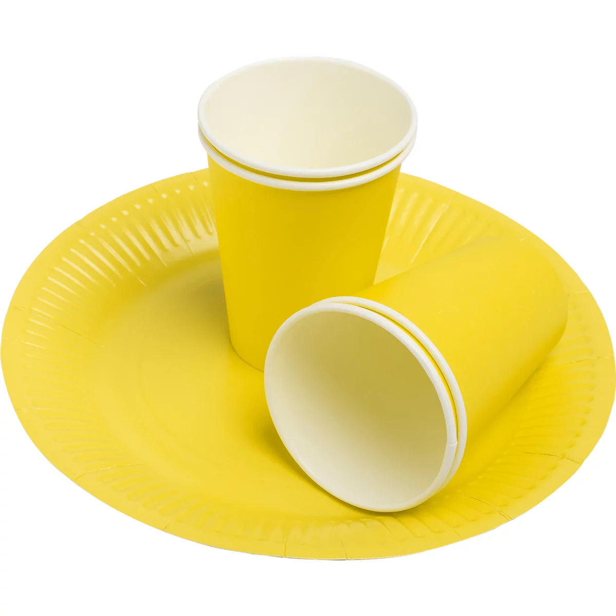 Gelbe Pappbecher und Teller. Ein Becher steht aufrecht, einer liegt, beide auf dem Teller.