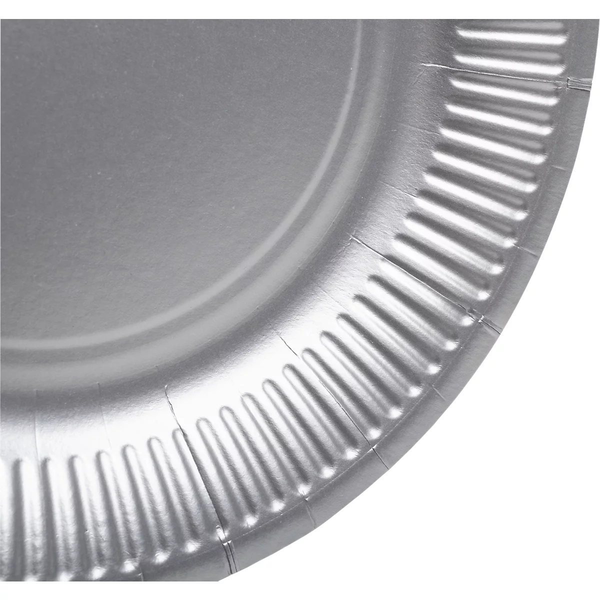 Nahaufnahme eines silberfarbenen Papptellers mit geriffeltem Rand.