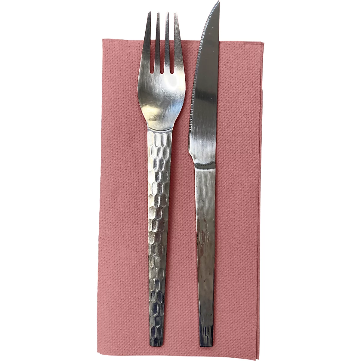 Gabel und Messer aus Metall liegen auf einem rosa Stoff.