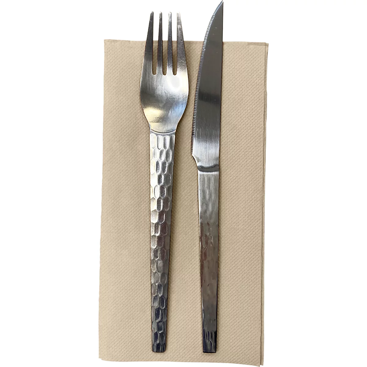 Gabel und Messer aus Edelstahl auf einem Papierservietten.