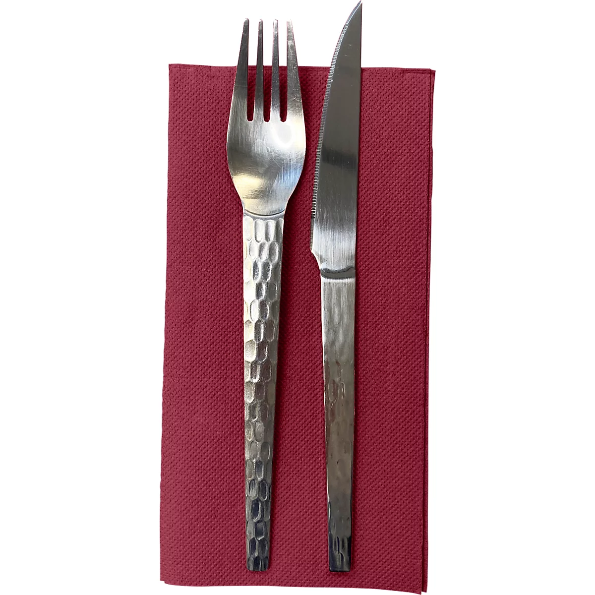 Gabel und Messer auf rotem Stoff. Besteck aus Metall mit Hammerschlagmuster.