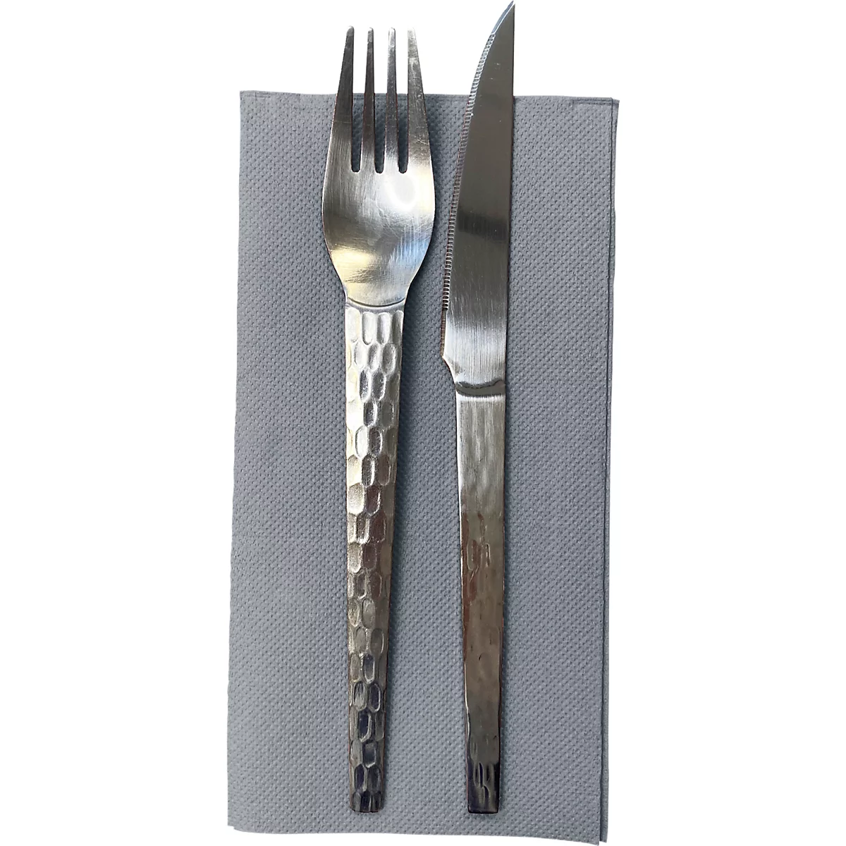 Gabel und Messer aus Metall liegen auf einem grauen Stoffservietten.