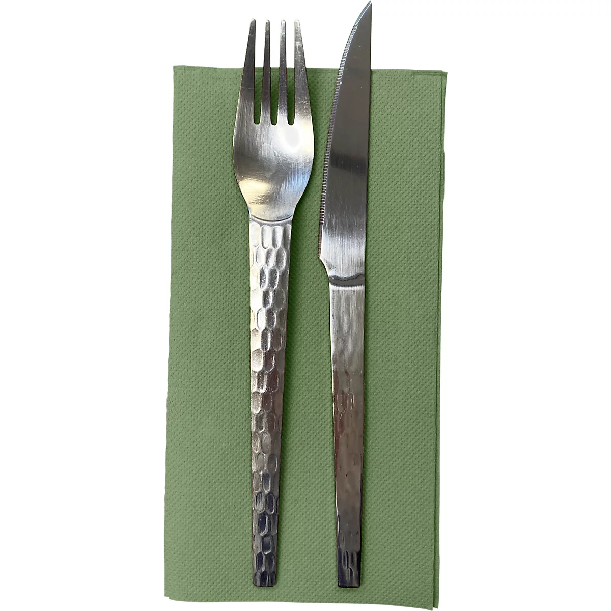 Gabel und Messer aus Metall auf einem grünen Serviettenhintergrund.