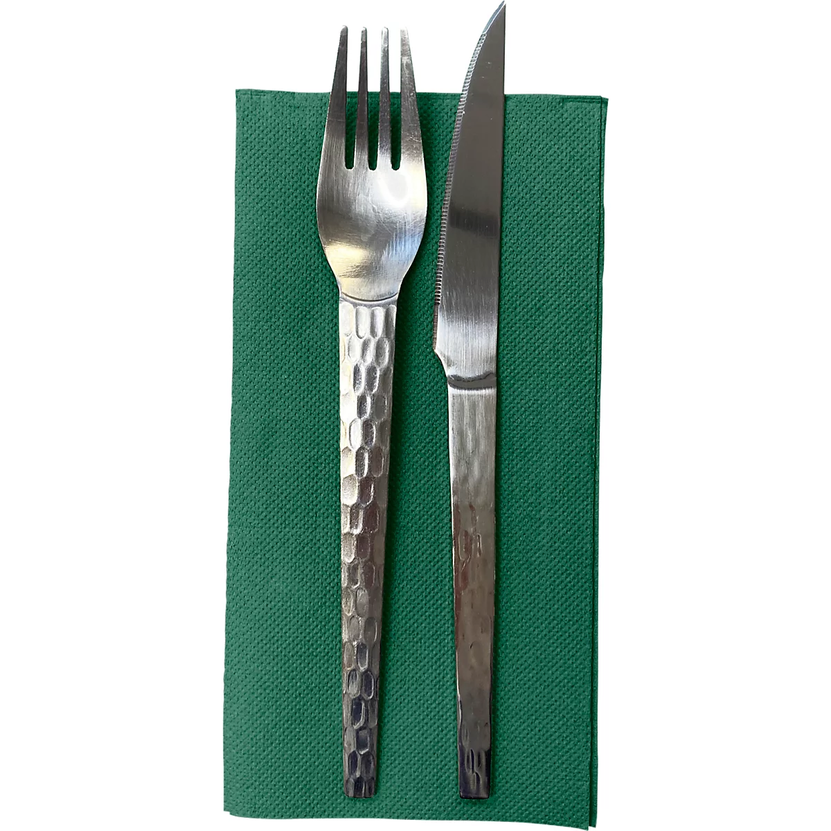 Gabel und Messer aus Metall auf grünem Papierserviette.