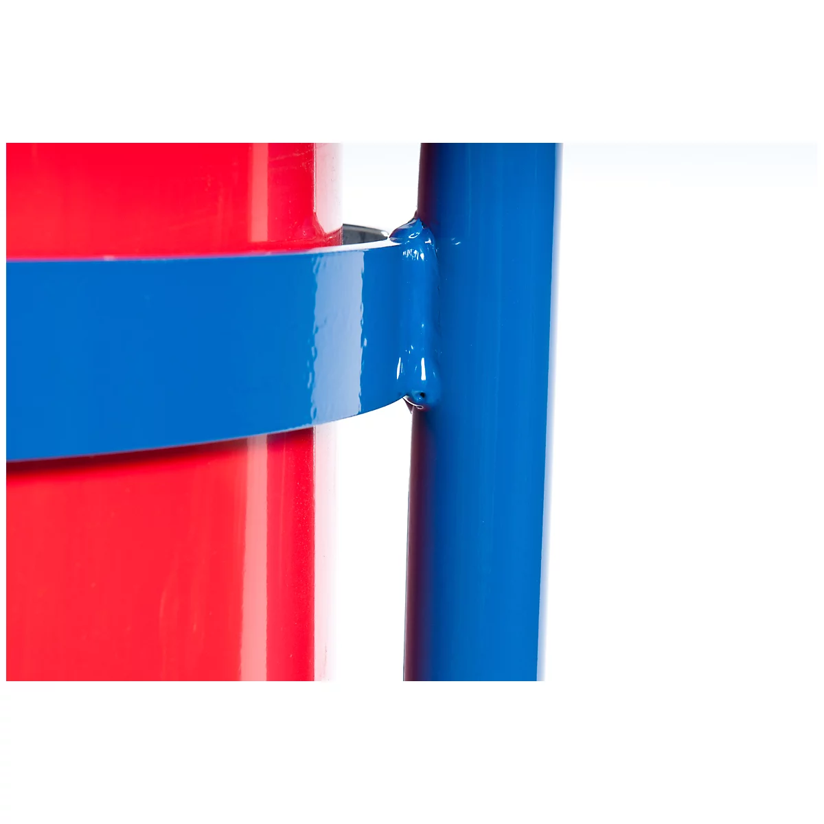 Detail: Red cylinder with blue stripe and support bar, connected by weld.
