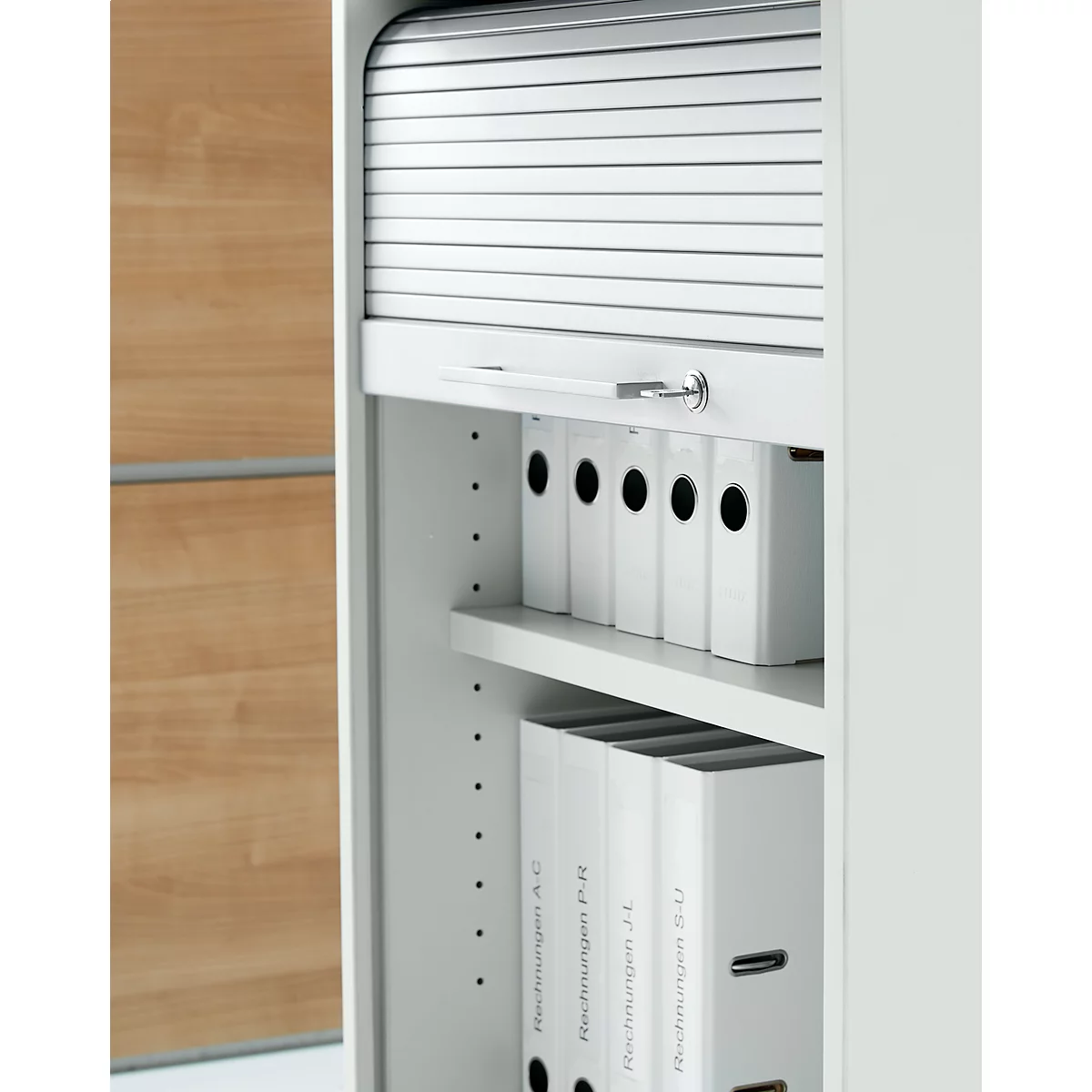 Armoire à rideaux blanche remplie de classeurs.