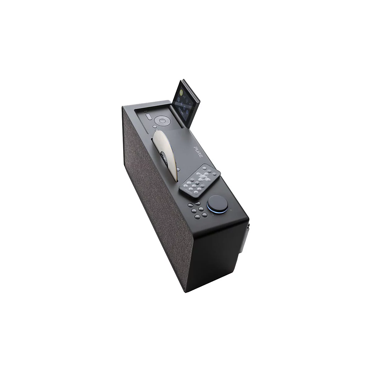 Draufsicht auf ein schwarzes Pure-Audiosystem mit CD-Player, Display und Fernbedienung. Die CD steckt im Player.