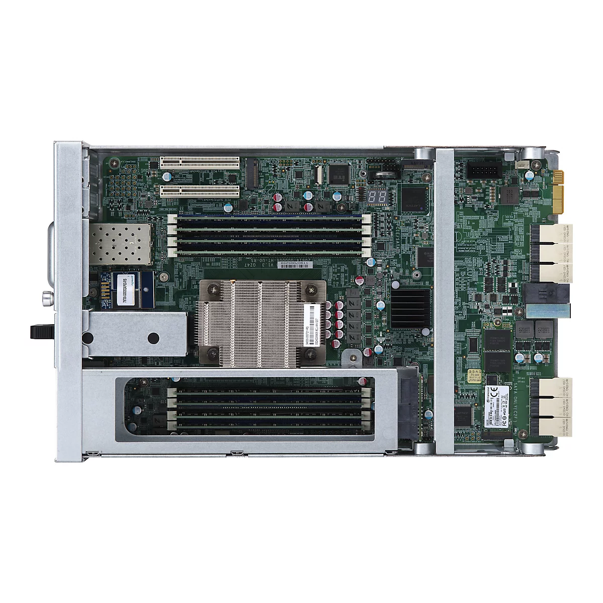 Detailaufnahme einer Computerplatine, vollständig mit elektronischen Komponenten bestückt. Es sind Anschlüsse, Chips und Kühlkörper zu sehen.