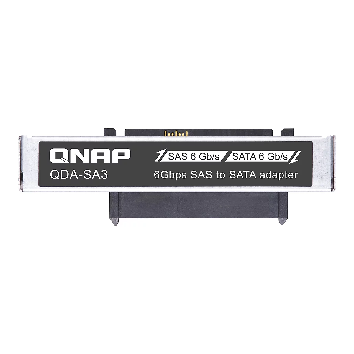 Un adaptateur rectangulaire métallique avec des marquages noirs et blancs. Texte : QNAP, QDA-SA3, SAS 6 Gb/s, SATA 6 Gb/s, 6 Gbps SAS to SATA adapter.