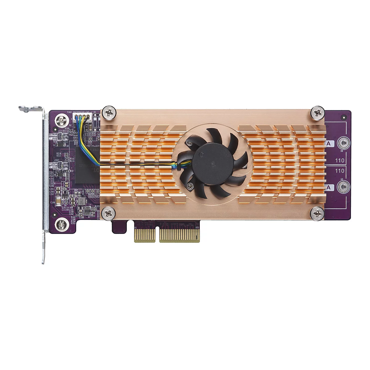 Gros plan sur un composant informatique. Le cadre violet entoure un dissipateur thermique cuivré et un petit ventilateur noir.
