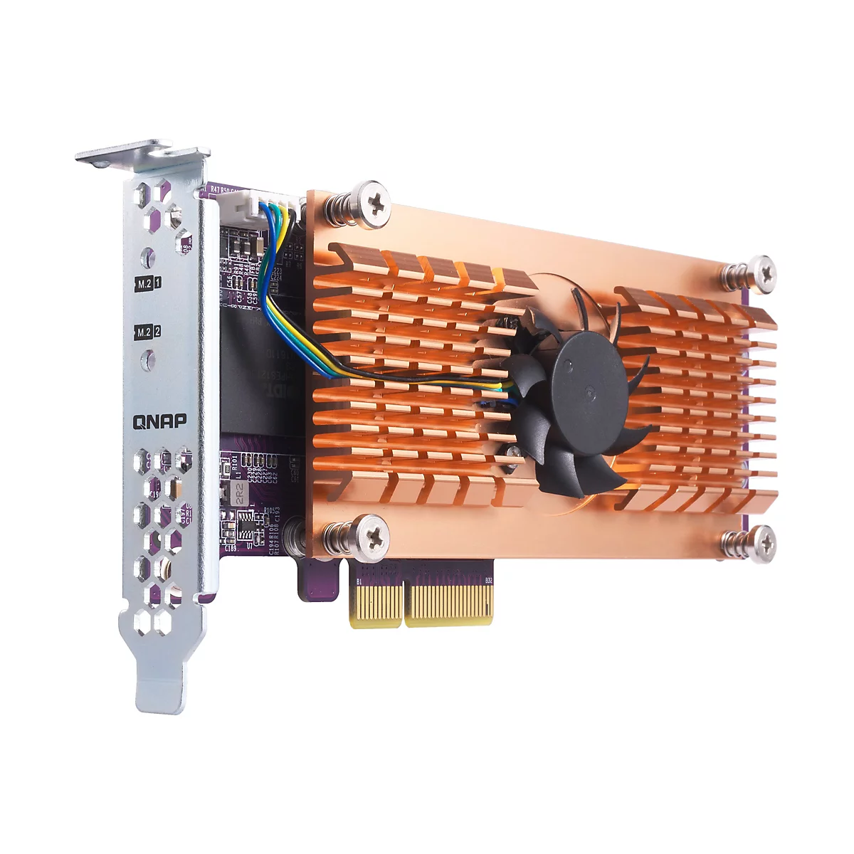 Eine Nahaufnahme einer Computerkomponente, die vor einem weißen Hintergrund präsentiert wird. Das Gerät, ein M.2-Adapter, besteht aus einer Metallhalterung, einem Kühlkörper aus Kupfer und einem Lüfter. Auf der Halterung sind die Markierungen "M.2 1" u...