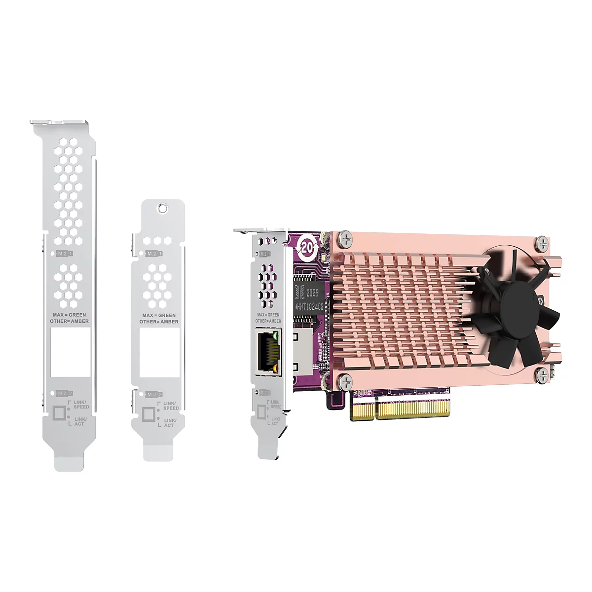 Un gros plan d'un composant informatique. Sur la table se trouvent trois cartes de circuits imprimés avec différents éléments disposés sur un fond blanc.