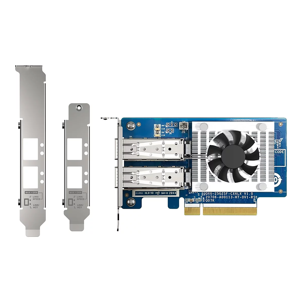 Netzwerkkarte mit zwei SFP-Ports, Kühlkörper und Lüfter sowie zwei beiliegenden Blenden.