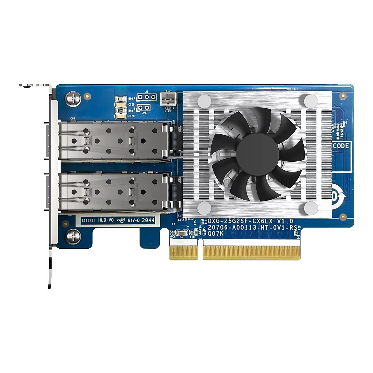 Blaue Netzwerkkarte mit zwei SFP28-Ports und einem aktiven Kühlkörper mit Lüfter auf weißem Hintergrund.