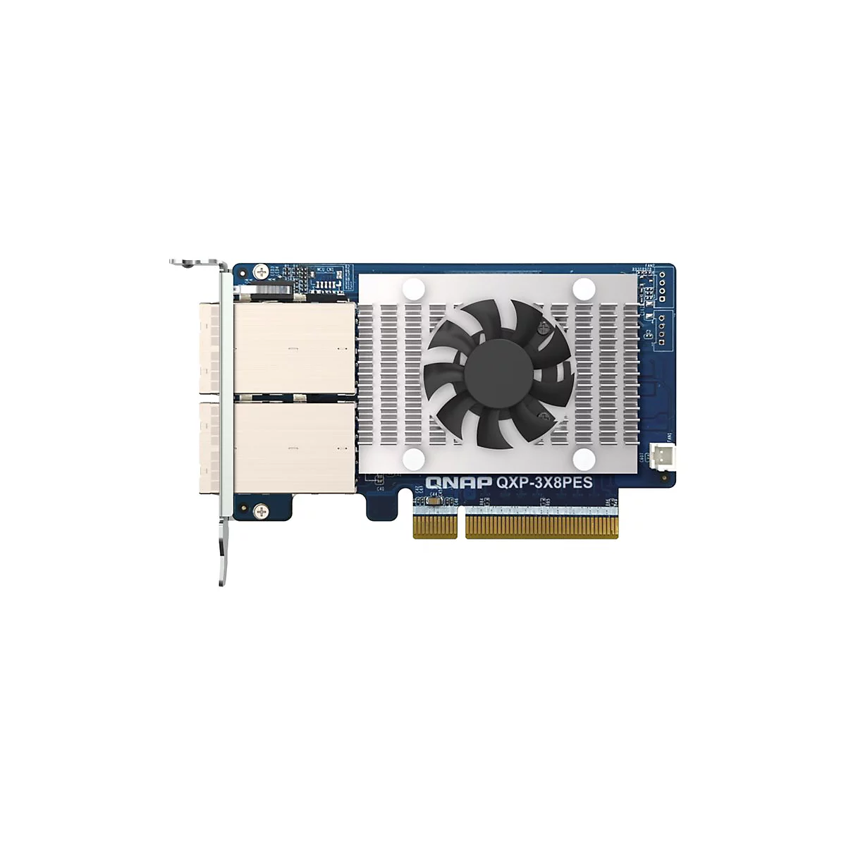 Une carte d'extension informatique avec un ventilateur et un dissipateur thermique, représentée sur fond blanc.