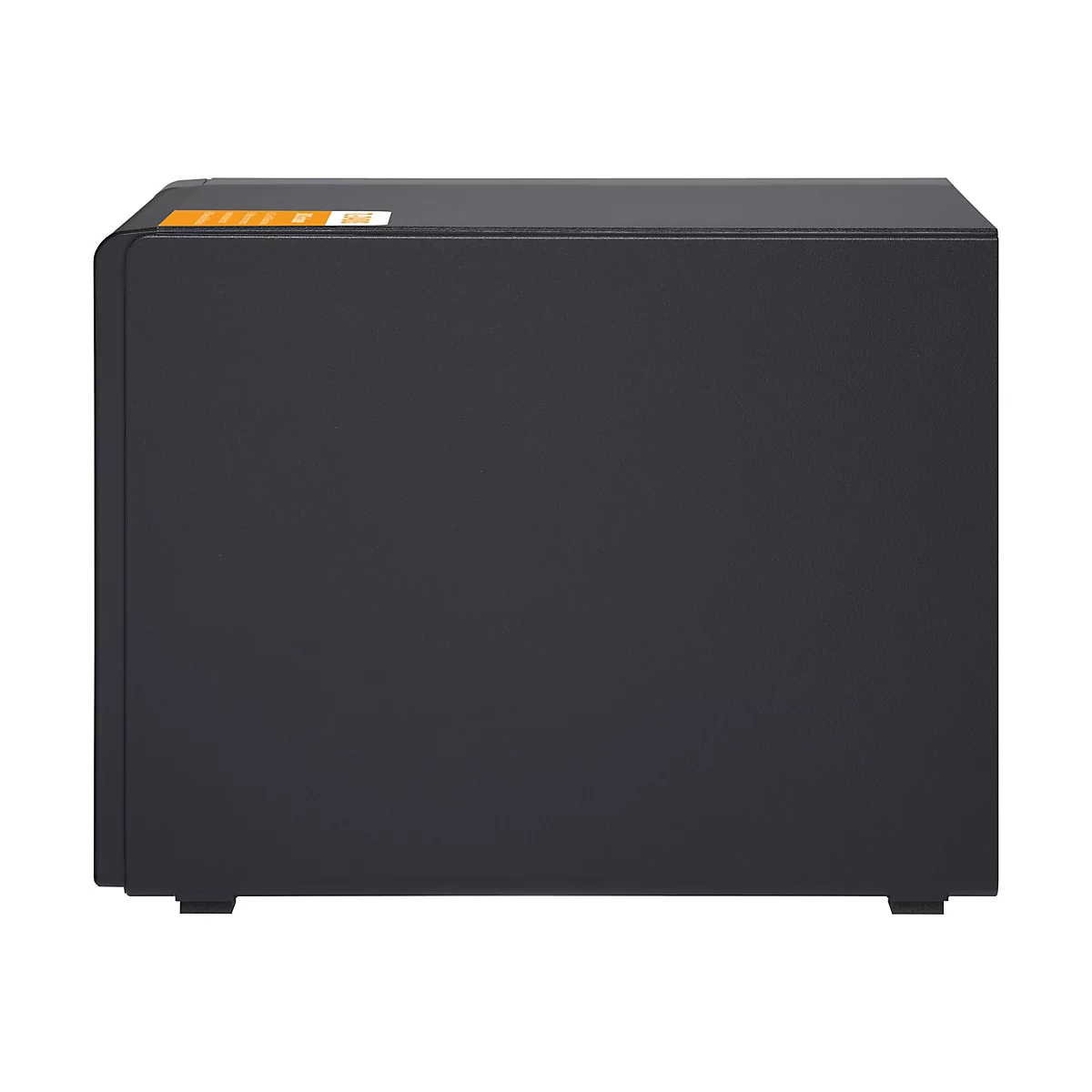 Ein schwarzer Subwoofer, Seitenansicht. Auf der Oberseite ein orangefarbener Aufkleber. Der Subwoofer steht auf vier kleinen Füßen.